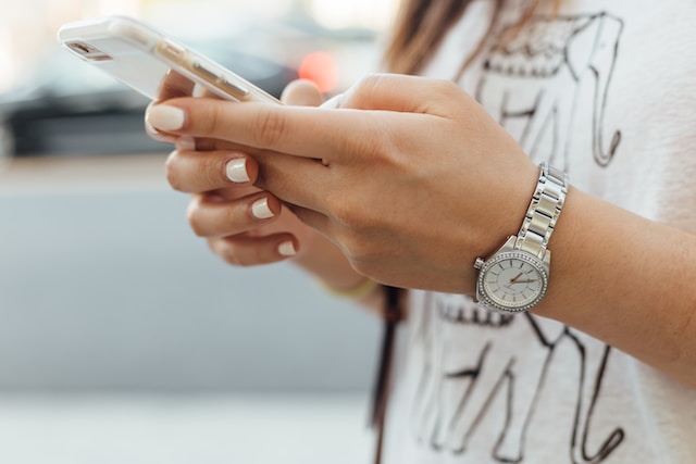 スマートフォンを操作している女性